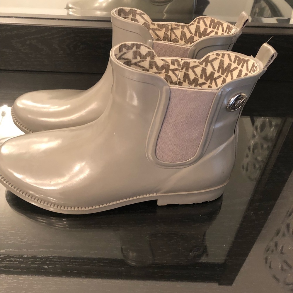 Adorable, fun grey rain short Michael Kors boots💜